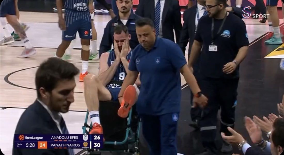 Παγωμάρα στην Εφές με Παπαγιάννη – Πάτησε άτσαλα στο παρκέ και αποχώρησε με φορείο κλαίγοντας (vid)