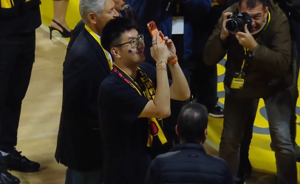 Ο Σιάο τραβούσε βίντεο την εξέδρα του Άρη – Σήκωσε κασκόλ της ομάδας (pic)