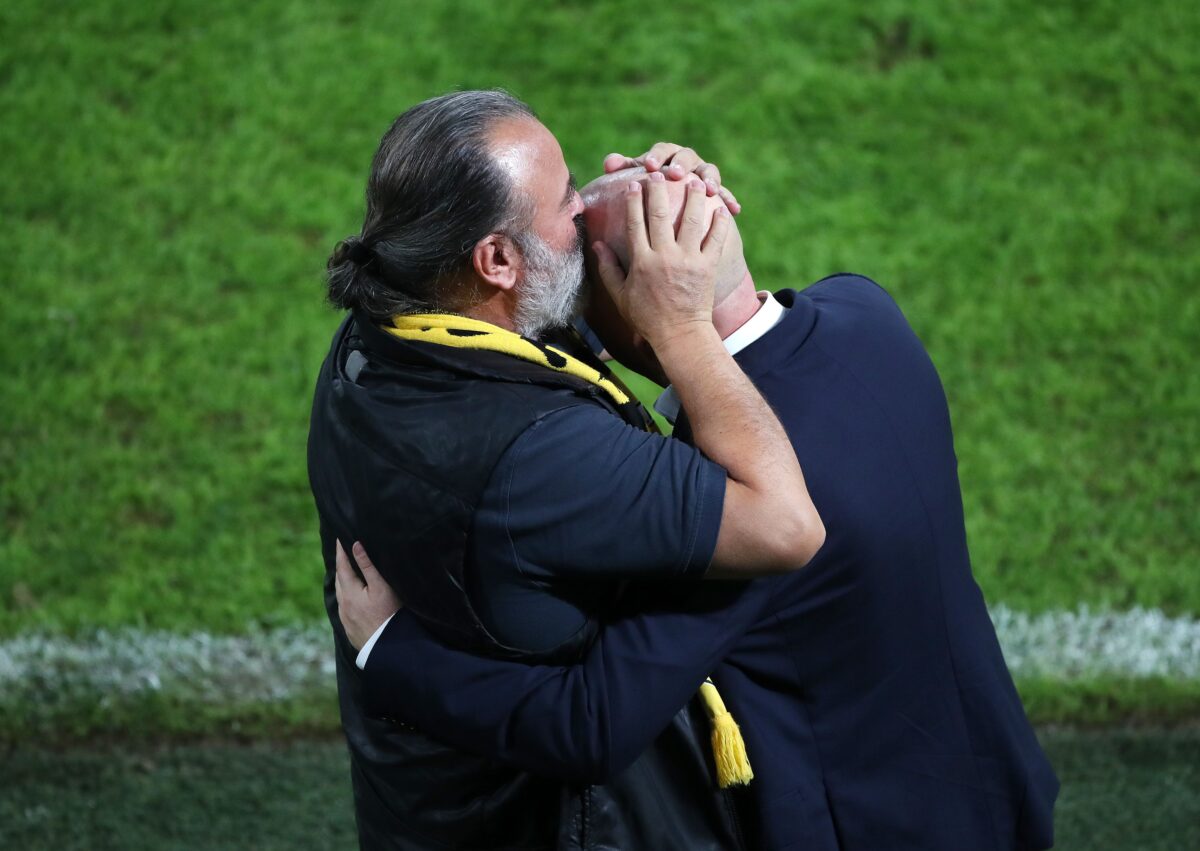 Η αγκαλιά Ηλιοπούλου – Νίκολιτς μετά την ιστορική εξάρα της ΑΕΚ (pic)