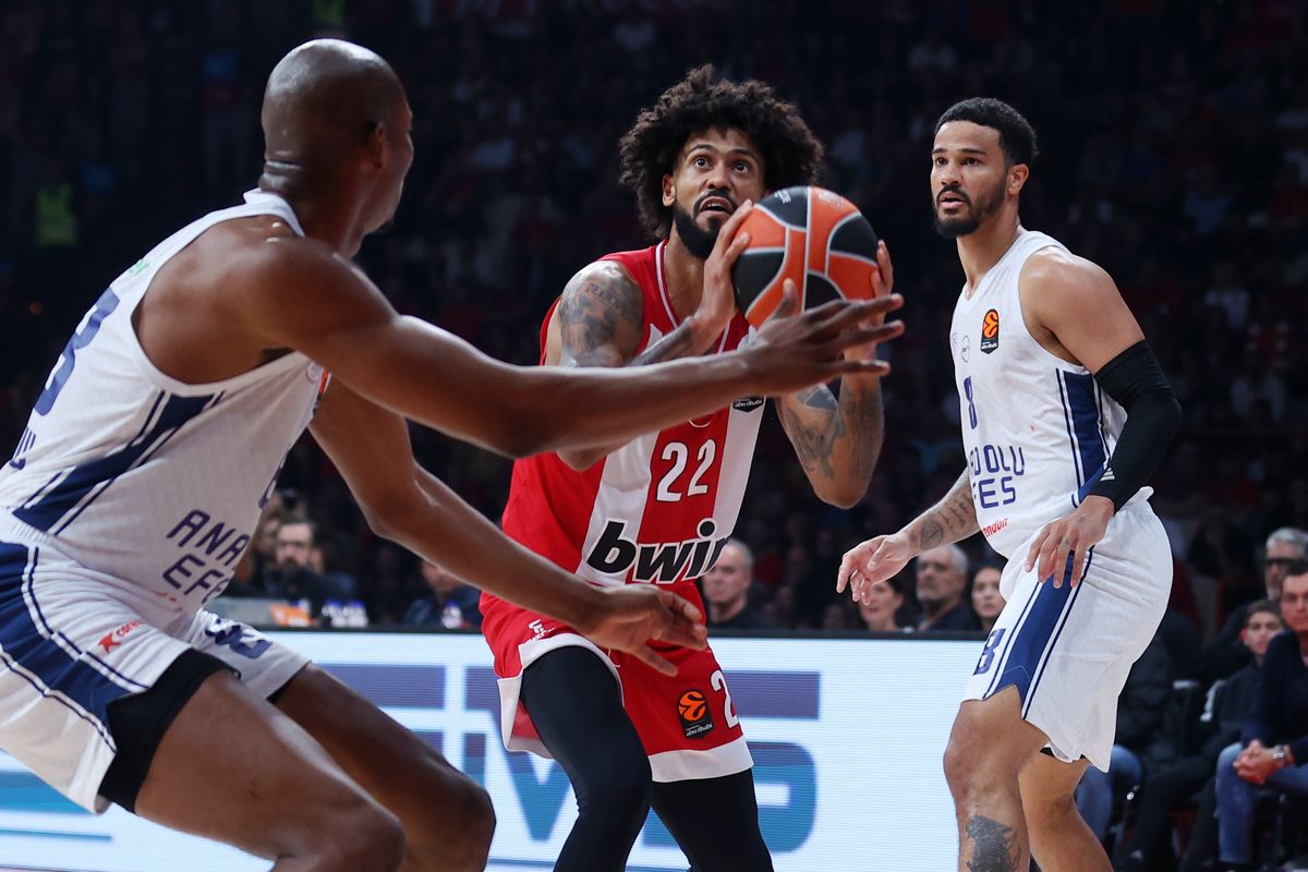 Ήττα για τον Ολυμπιακό με την Εφές να υψώνει τοίχος στο ΣΕΦ