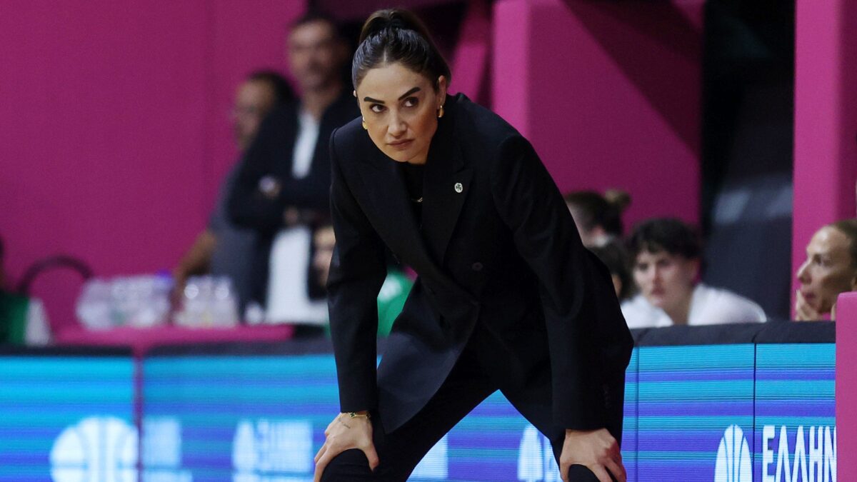 Χαμός στο Αθηναϊκός – Παναθηναϊκός: Αποβολή Ερντέμ και προσωρινή διακοπή για φτύσιμο οπαδού σε διαιτητή! (vids)