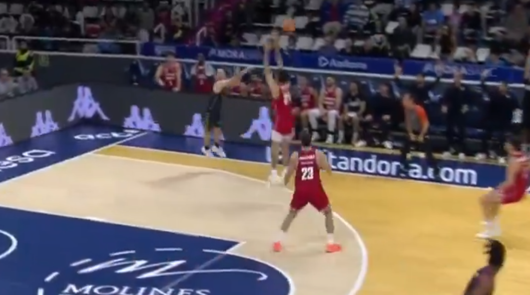 Δε γίνονται αυτά: Απίστευτο buzzer-beater ολόκληρου γηπέδου έστειλε το Ανδόρρα – Χιρόνα στην παράταση (vid)
