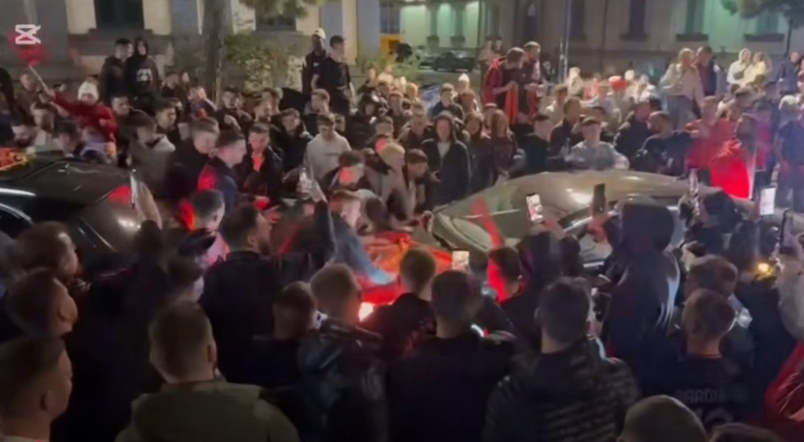 Πυροβολισμοί και αποθέωση: Έξαλλοι πανηγυρισμοί στην Αλβανία για τη νίκη επί της Σερβίας – Οι συγκρίσεις με το 2004 (vid)