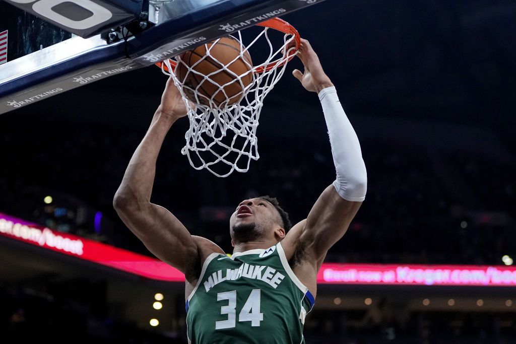 Οι προσπάθειες του Γιάννης Αντετοκούνμπο που με πόνους στη μέση δεν κατάφερε να αποτρέψει την ήττα των Μπακς