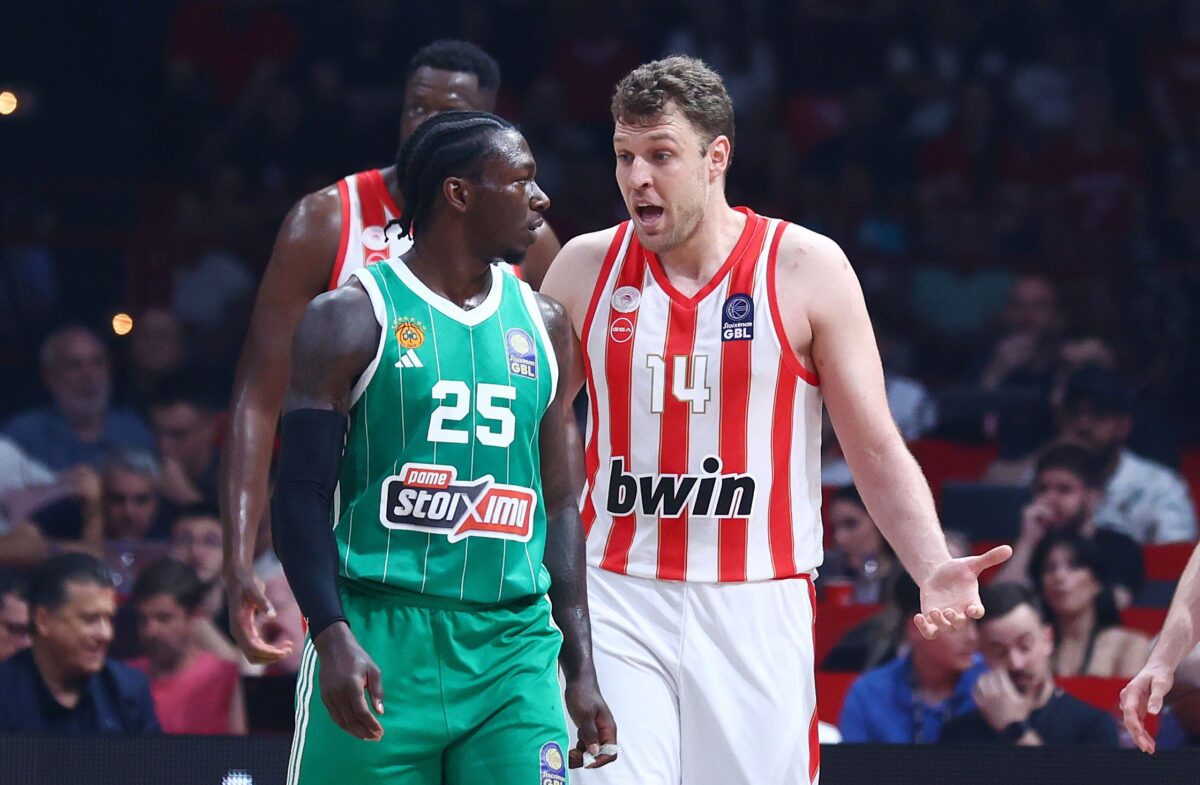 «Θα το δοκιμάσω»: Η απάντηση του Ναν σε χρήστη του «Χ» για τα φάουλ του Βεζένκοφ