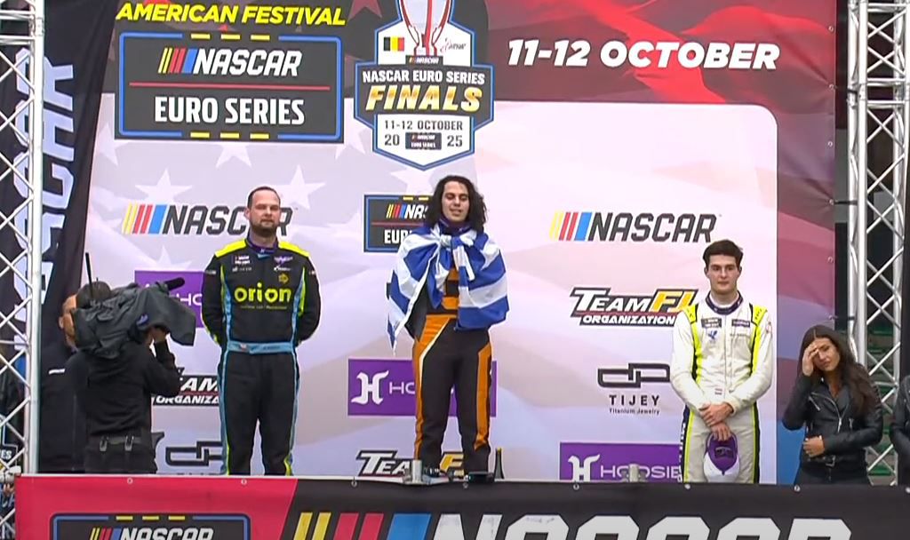 Ο Θωμάς Κρασώνης στο βάθρο του Βελγίου κατά τη διάρκεια της ανάκρουσης του εθνικού μας ύμνου