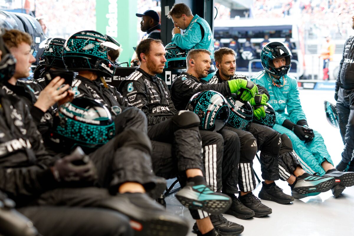 Απίστευτο περιστατικό στη Σιγκαπούρη: Μηχανικοί της Mercedes έβλεπαν ποδόσφαιρο εν ώρα αγώνα! (vid)