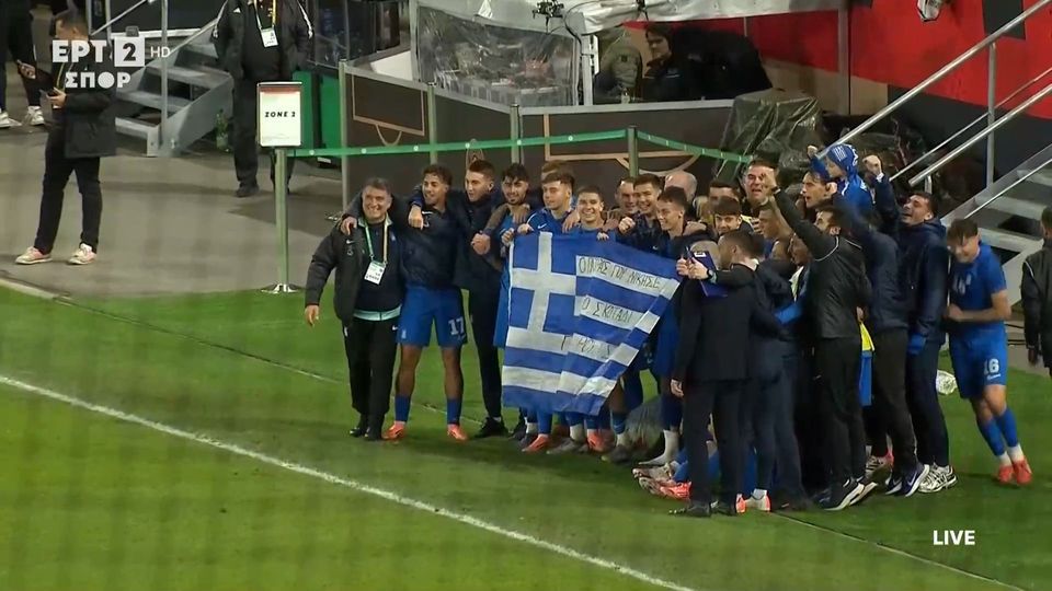 Οι παίκτες της Εθνικής φωτογραφήθηκαν με την ελληνική σημαία μετά τον θρίαμβο τους επί της Γερμανίας