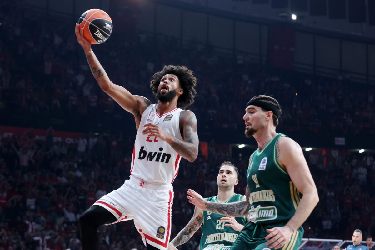 Ερυθρόλευκο το πρώτο ντέρμπι της σεζόν με φοβερούς Ντόρσεϊ, Βεζένκοφ και Γουόρντ