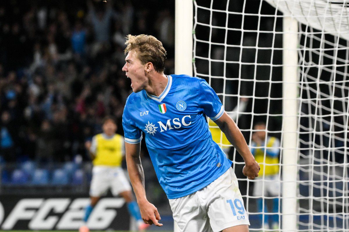 Η Νάπολι νίκησε την Τζένοα με ανατροπή και «πάτησε» κορυφή