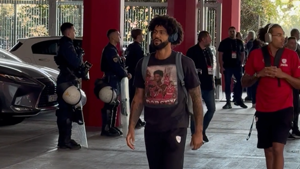 Η άφιξη του Ολυμπιακού στο ΣΕΦ ενόψει του μεγάλου αγώνα με τον Παναθηναϊκό (vid)