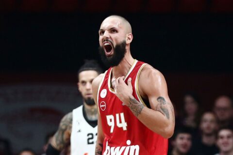 Ο Εβάν Φουρνιέ στο ματς Ολυμπιακός - Βίρτους Μπολόνια