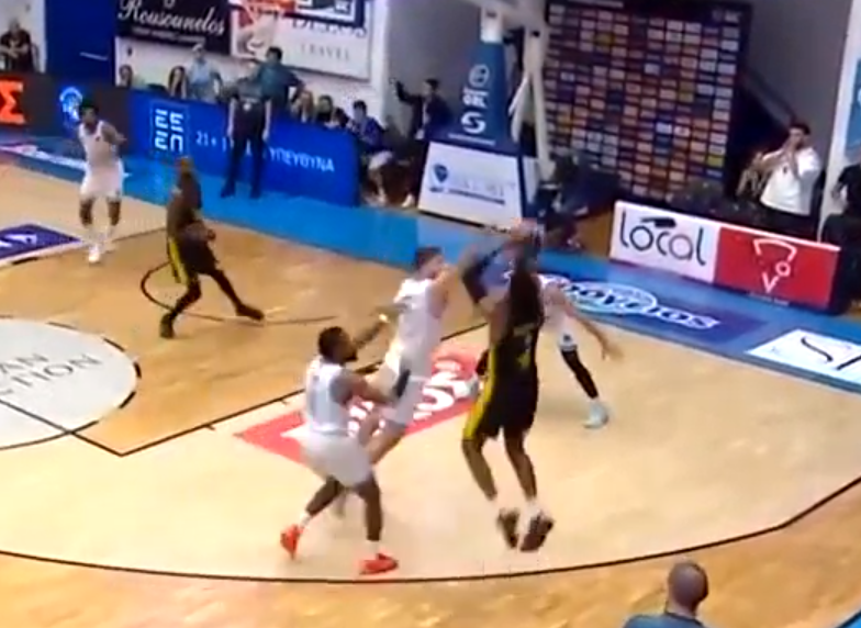 «Βράζει» το Μαρούσι – Το καθαρό διπλό φάουλ που δεν δόθηκε και έκρινε το ματς (vid)