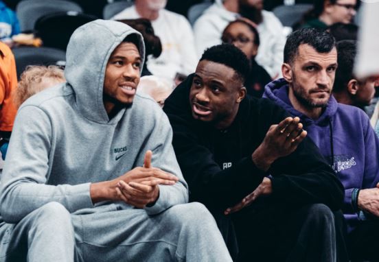 Στο πλευρό του Άλεξ Αντετοκούνμπο οι Γιάννης και Θανάσης