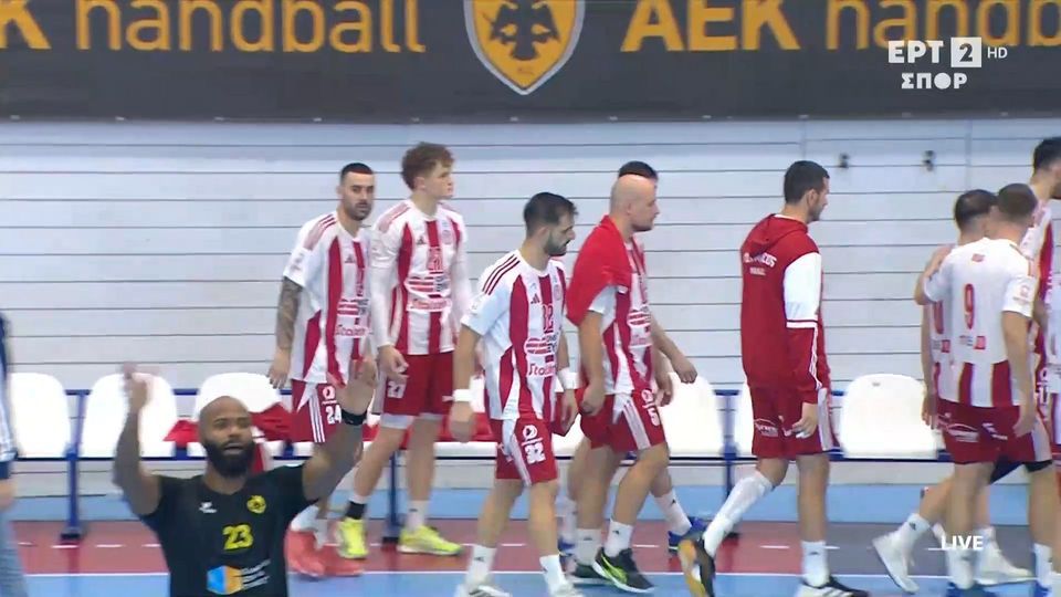 Διακοπή στο ντέρμπι ΑΕΚ – Ολυμπιακός λόγω υβριστικών συνθημάτων