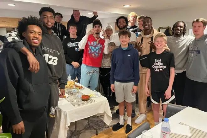 Ο rookie που έκανε το τραπέζι στην ομάδα του και «γέμισε» το γήπεδο των Μπακς με 2.000… δικούς του!