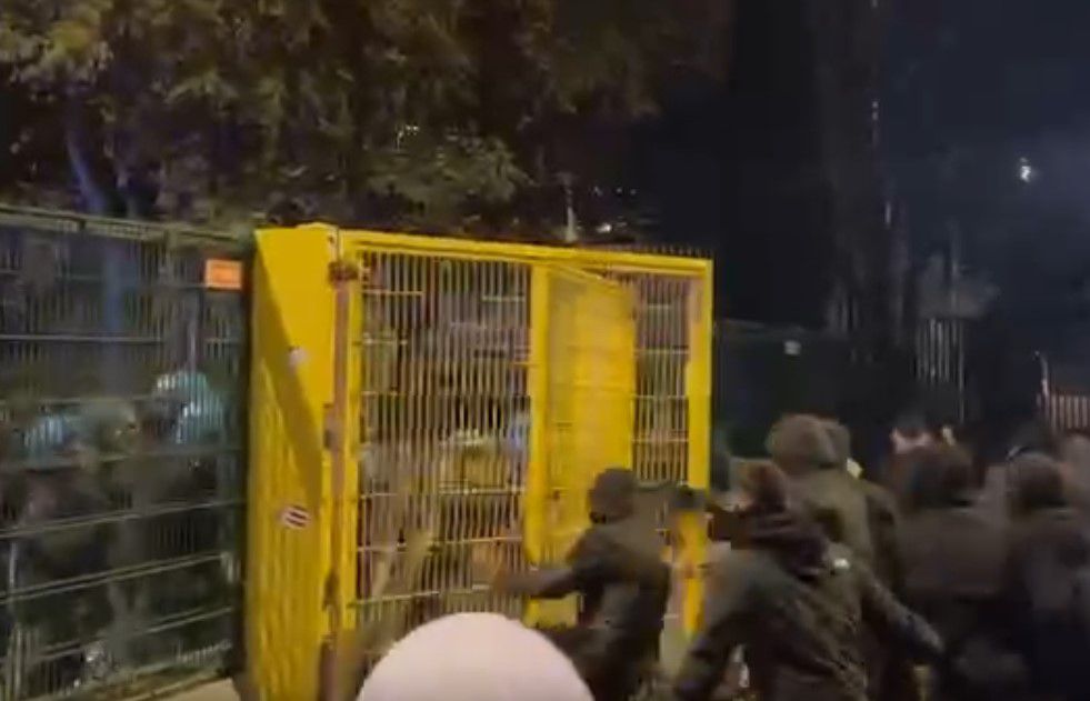 Ένταση ανάμεσα στους οπαδούς της ΑΕΚ και τις αστυνομικές δυνάμεις! (vid)