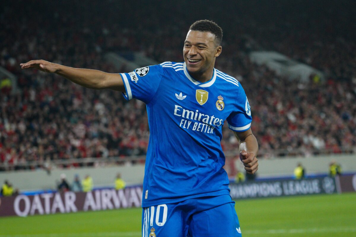 Το επικό σχόλιο του Εμπαπέ για τα συνθήματα των φίλων του Ολυμπιακού (vid)