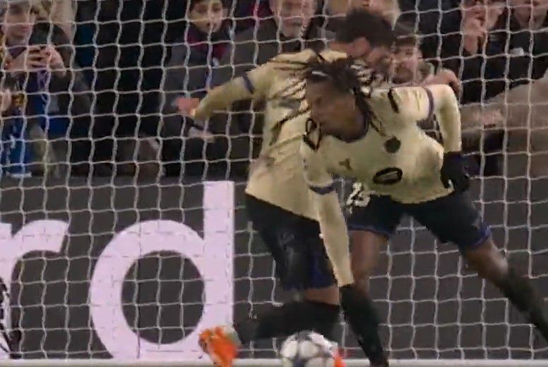 Μα τι κάνουν: Κουντέ και Τόρες τα… έχασαν και έβαλαν αυτογκόλ από τα λίγα! (vid)