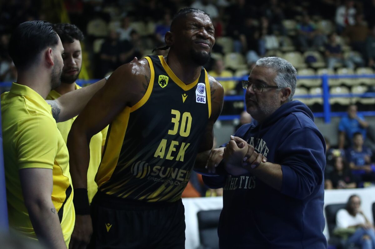 Αγωνία με Κρις Σίλβα στην ΑΕΚ, γύρισε τον αστράγαλό του αλλά συνέχισε κανονικά