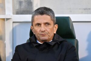 Ο Λουτσέσκου στον «ασπρόμαυρο» πάγκο