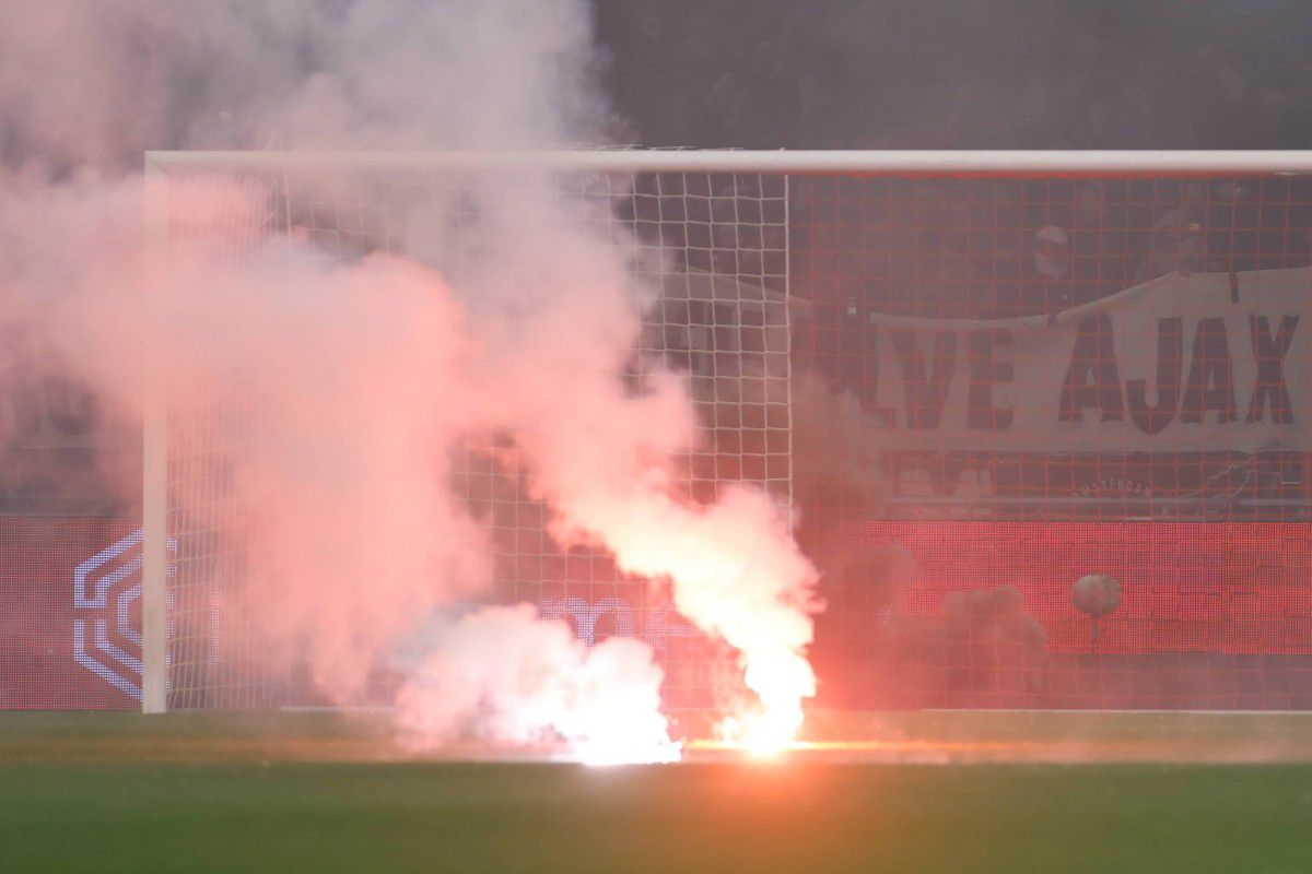 Οριστική διακοπή στο Άγιαξ – Χρόνινχεν για ρίψη καπνογόνων