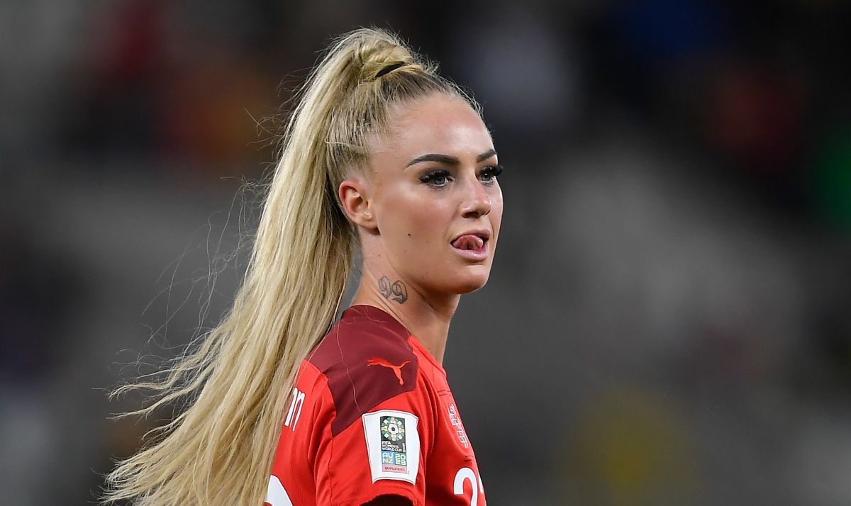 Η Αλίσα Λέμαν ποζάρει… τόπλες και «τρελαίνει» τα social media (pics)