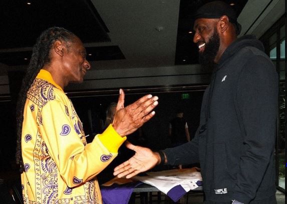 Tι δουλειά είχε ο Snoop Dogg στους Λέικερς: Ο λόγος της επίσκεψής του και η «τρελή» αντίδραση Λεμπρόν – Ντόντσιτς (vid)