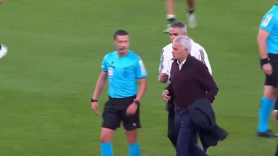 Ο Μουρίνιο πήρε στο… κυνήγι τον διαιτητή στην ισοπαλία της Μπενφίκα με την Κάζα Πία (vid)