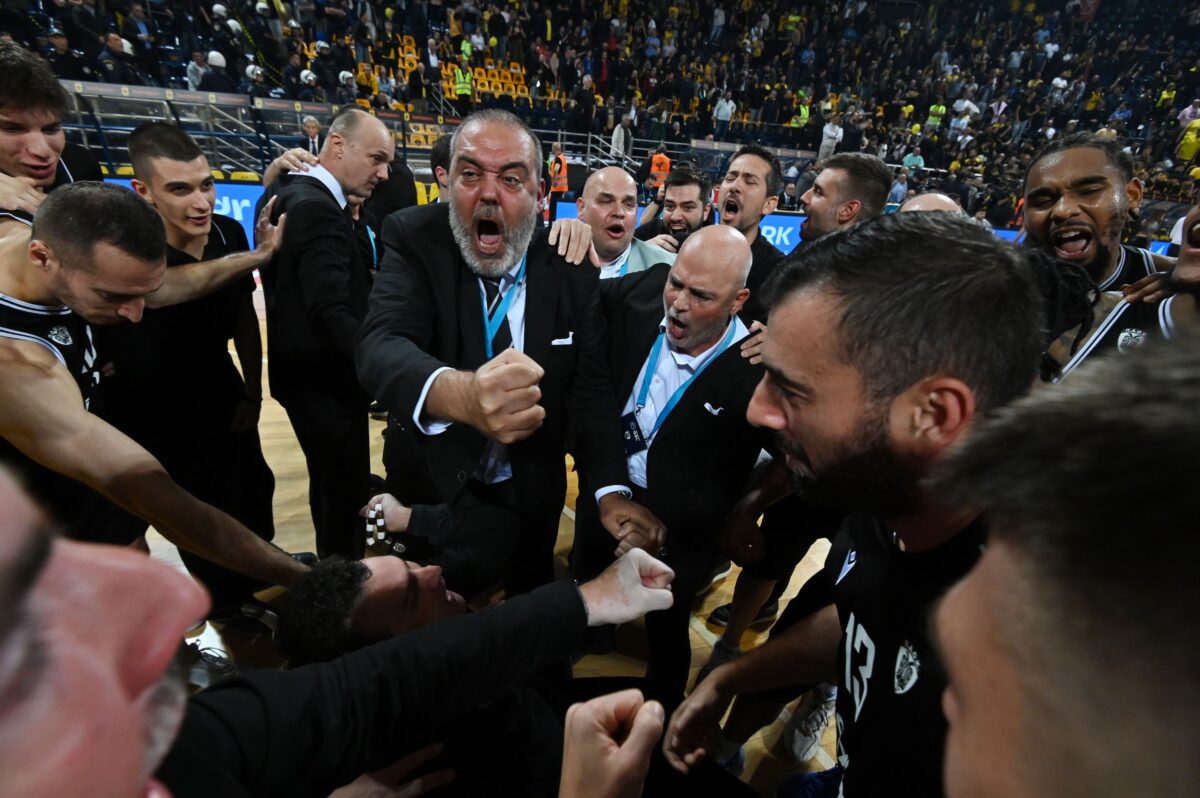 Υπέροχη στιγμή: Οι πανηγυρισμοί των παικτών του ΠΑΟΚ με τον Γιαννάκη μετά τη νίκη επί του Άρη (vid)