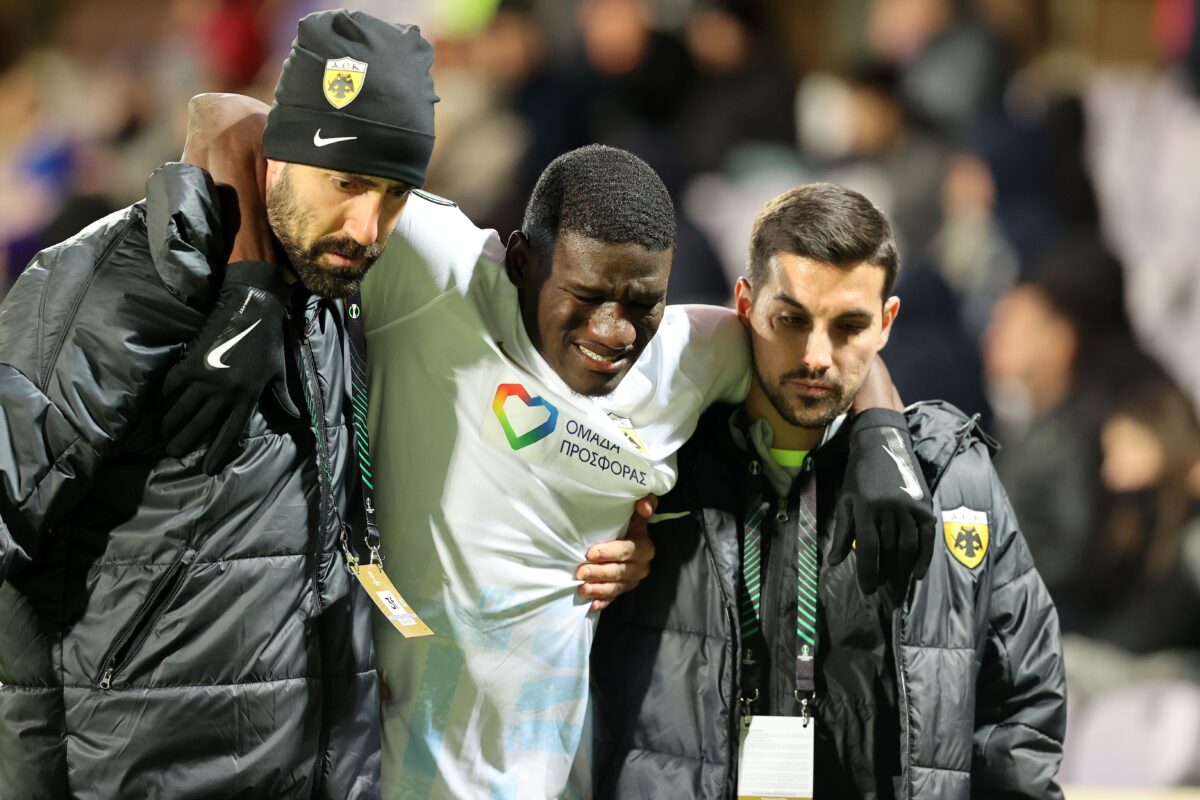 «Παγωμάρα» στην ΑΕΚ – Έφυγε υποβασταζόμενος ο Ζίνι