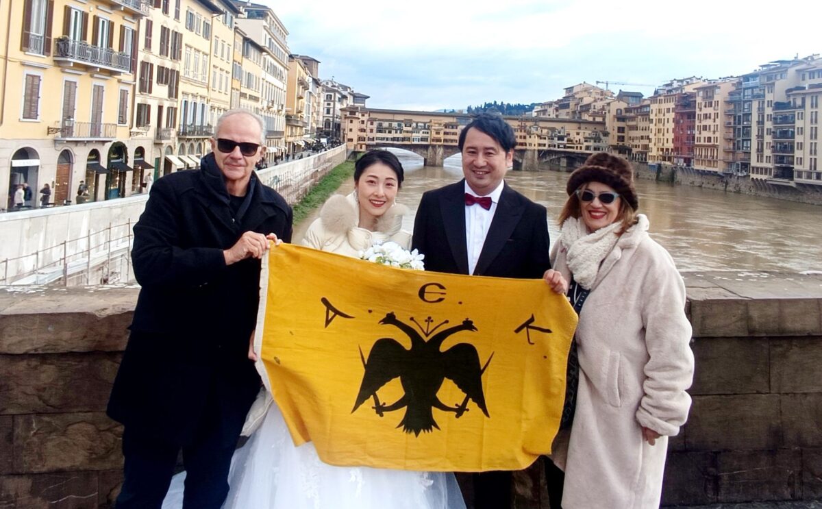 Απίστευτο σκηνικό στη Φλωρεντία: Νεόνυμφο ζευγάρι ποζάρει με τη σημαία της ΑΕΚ
