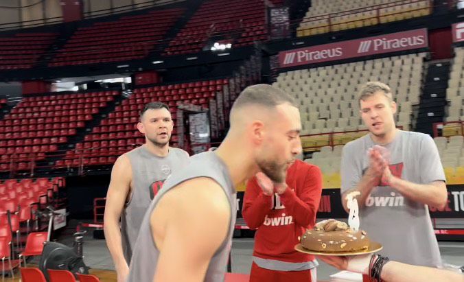 Προπόνηση με τούρτα και… φατούρο για τον Όμηρο Νετζήπογλου στον Ολυμπιακό (vid)