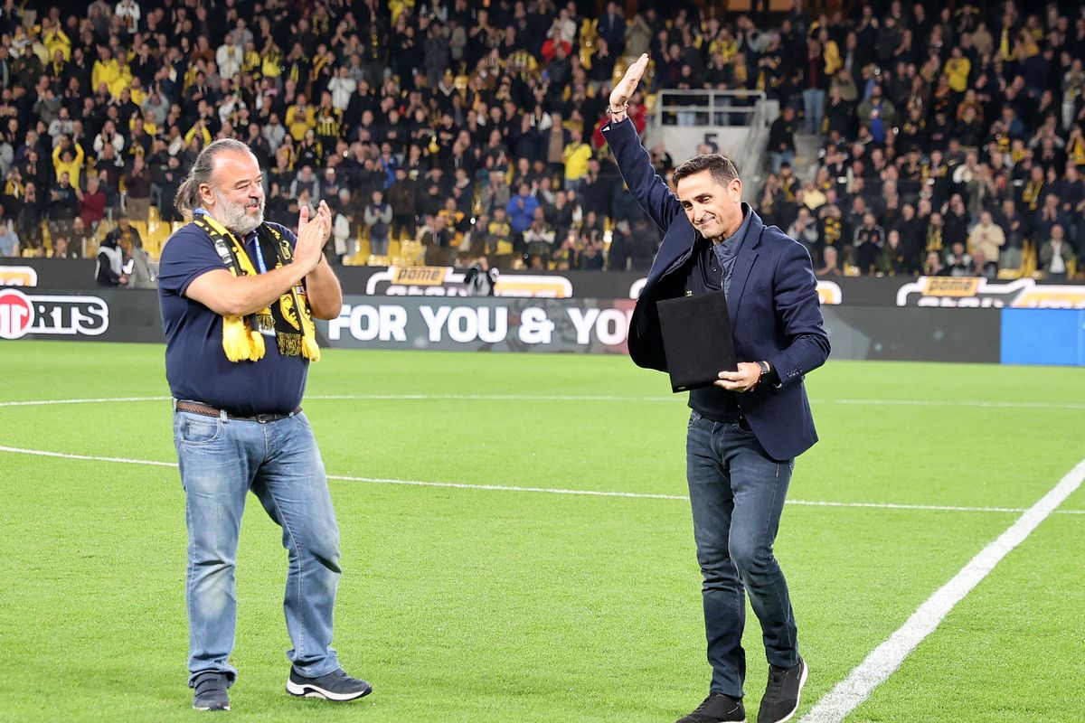 Αποθέωση και συγκίνηση για τον Μανόλο Χιμένεθ – Βράβευση από Ηλιόπουλο (pics, vid)