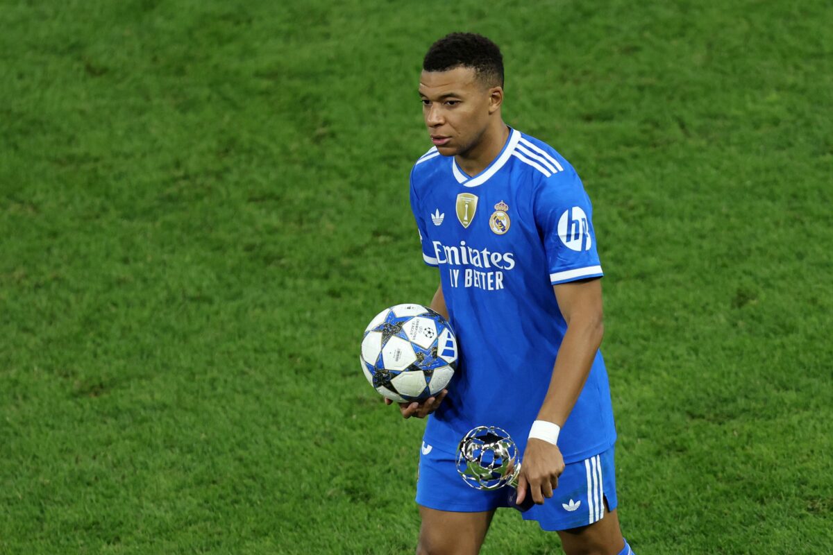 O Εμπαπέ πόζαρε στους δημοσιογράφους και πήρε την μπάλα στο σπίτι του! (pics)