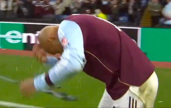 Χαμός στο Άστον Βίλα – Γιουνγκ Μπόις: Οι οπαδοί των Ελβετών πέταξαν αντικείμενα στον σκόρερ Μάλεν και στο 2-0 πανηγύρισε μπροστά τους