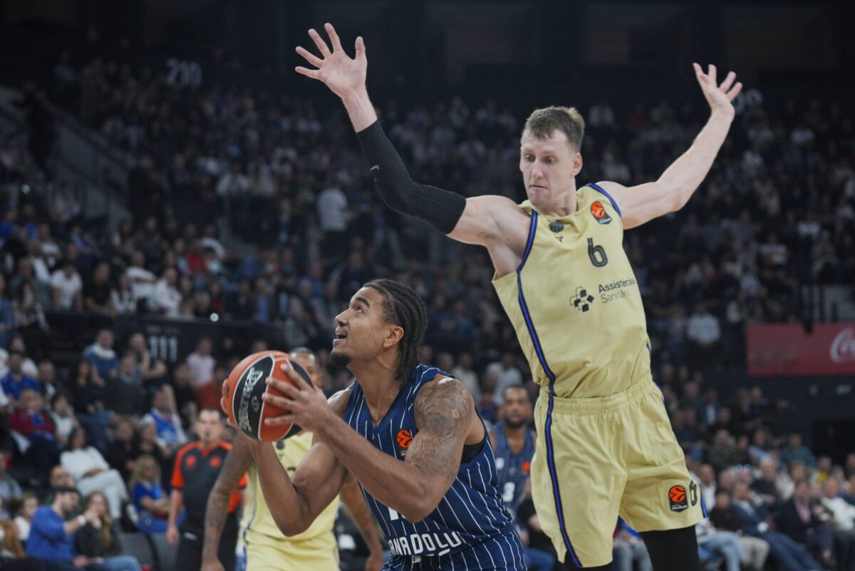 Ματς «θρίλερ» στην Πόλη: Η Εφές λύγισε τη Μπαρτσελόνα με βολές στο φινάλε