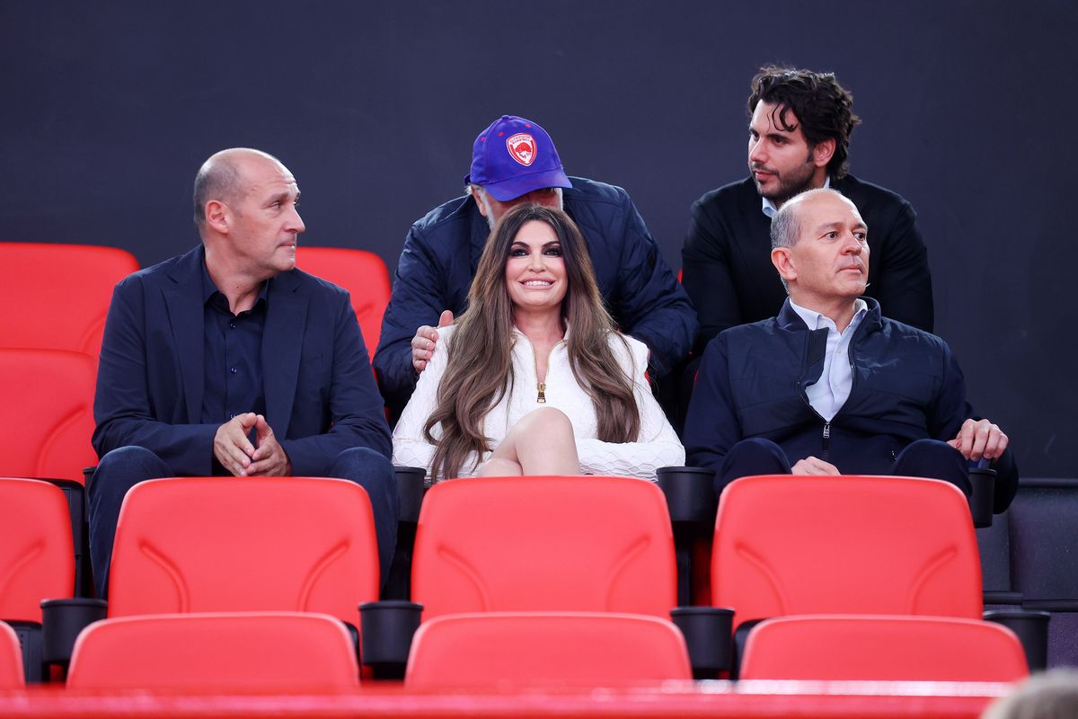 Η Γκιλφόιλ στο ΣΕΦ – Έκατσε δίπλα-δίπλα με τους Αγγελόπουλους και Τσάκο (pics)