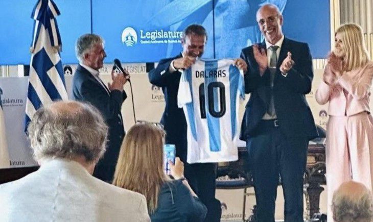Ο Γιώργος Νταλάρας τιμήθηκε στο Μπουένος Άιρες και έλαβε φανέλα της Αργεντινής με το «10»