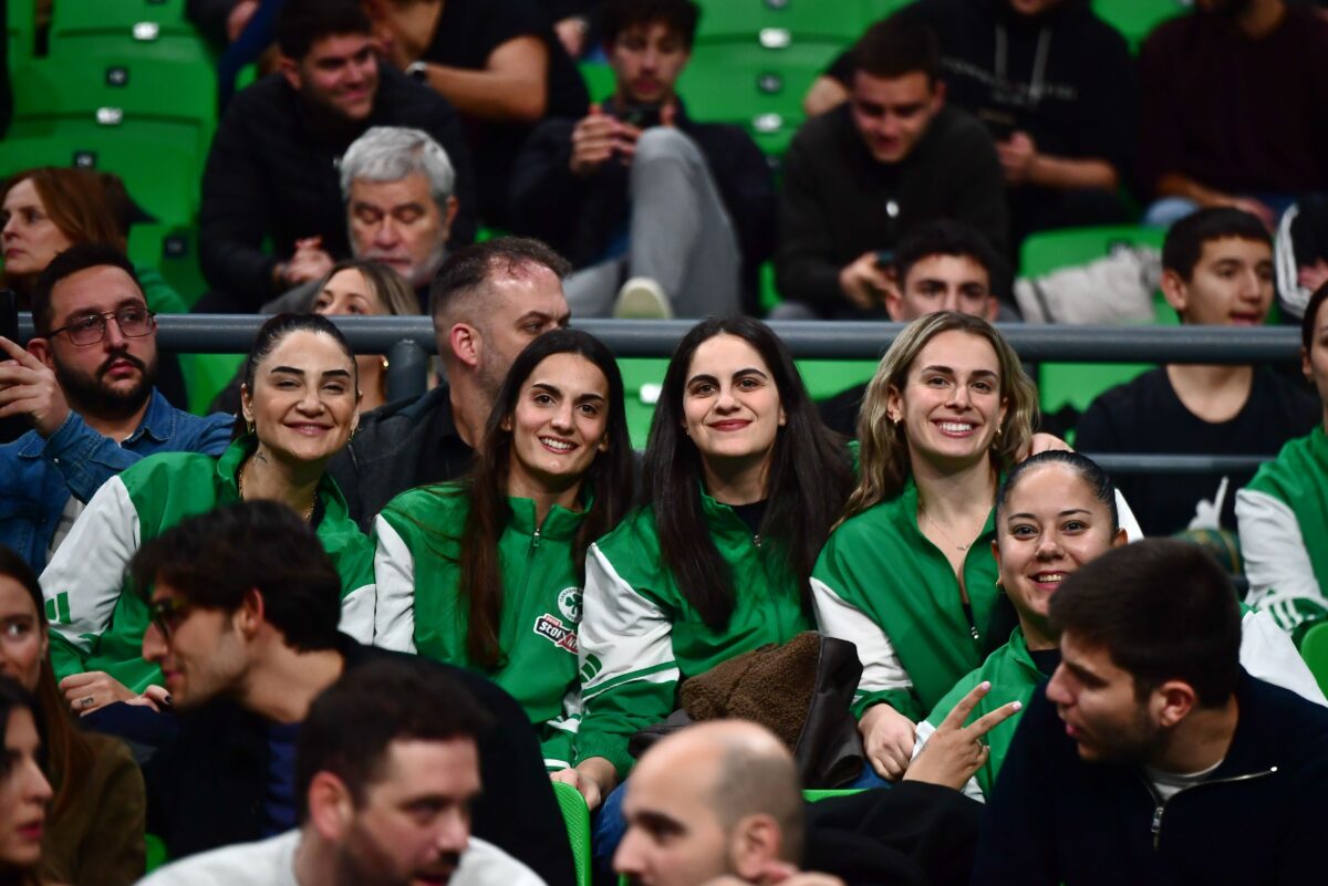 Θερμό χειροκρότημα για τις μπασκετμπολίστριες του Παναθηναϊκού στο T-Center