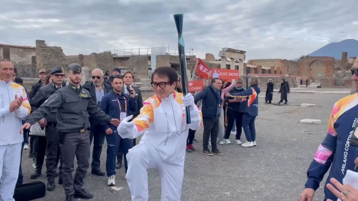 Ο Τζάκι Τσαν με την Φλόγα των Χειμερινών Ολυμπιακών Αγώνων «Μιλάνο – Κορτίνα 2026» (vid)