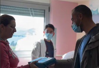 Υπέροχη κίνηση από τη Νίκη Βόλου που επισκέφτηκε Παιδιατρική Κλινική (vid)