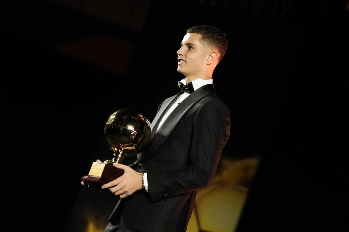 Ο Χρήστος Μουζακίτης με το Golden Boy Award