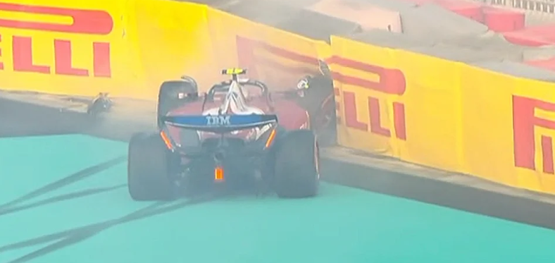 Ο Λιούις Χάμιλτον στις μπαριέρες του FP3 στο Άμπου Ντάμπι