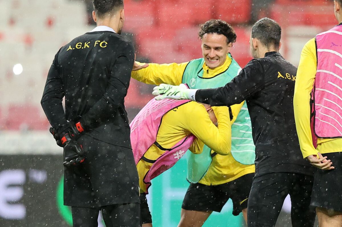 Το «φατούρο» των παικτών της ΑΕΚ στον Πήλιο για τα γενέθλιά του (vid)