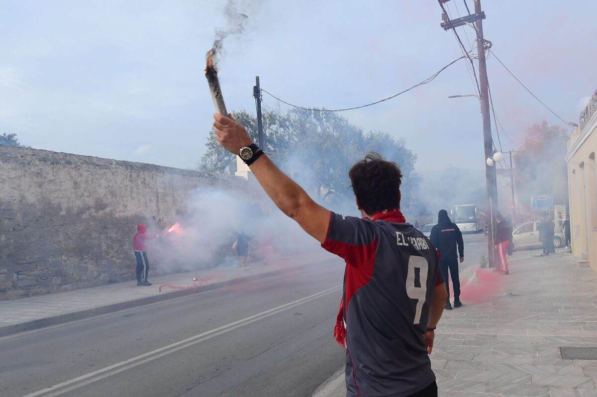 Χαμός στη Σύρο: Αποθέωση για τον Ολυμπιακό στον δρόμο προς το γήπεδο