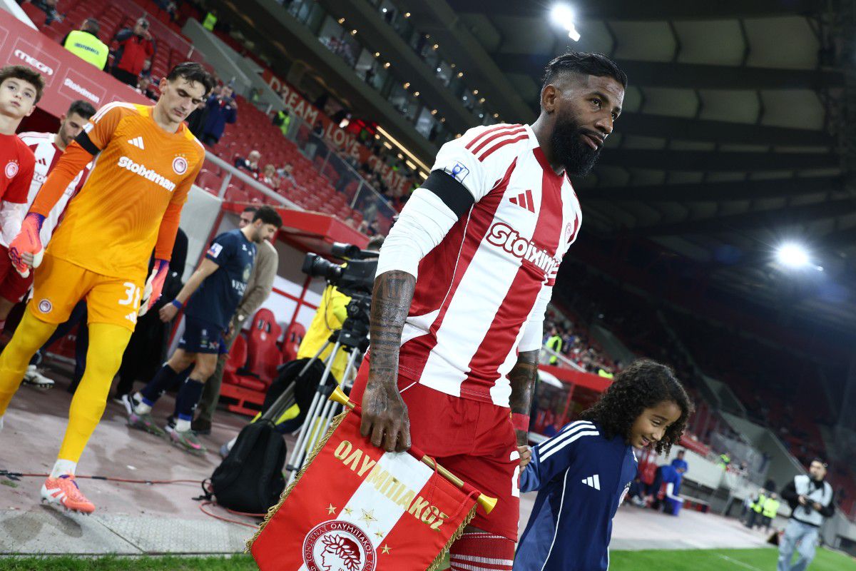 Με μαύρα περιβραχιόνια οι παίκτες του Ολυμπιακού λόγω πένθους για τη μητέρα του Βαγγέλη Μαρινάκη