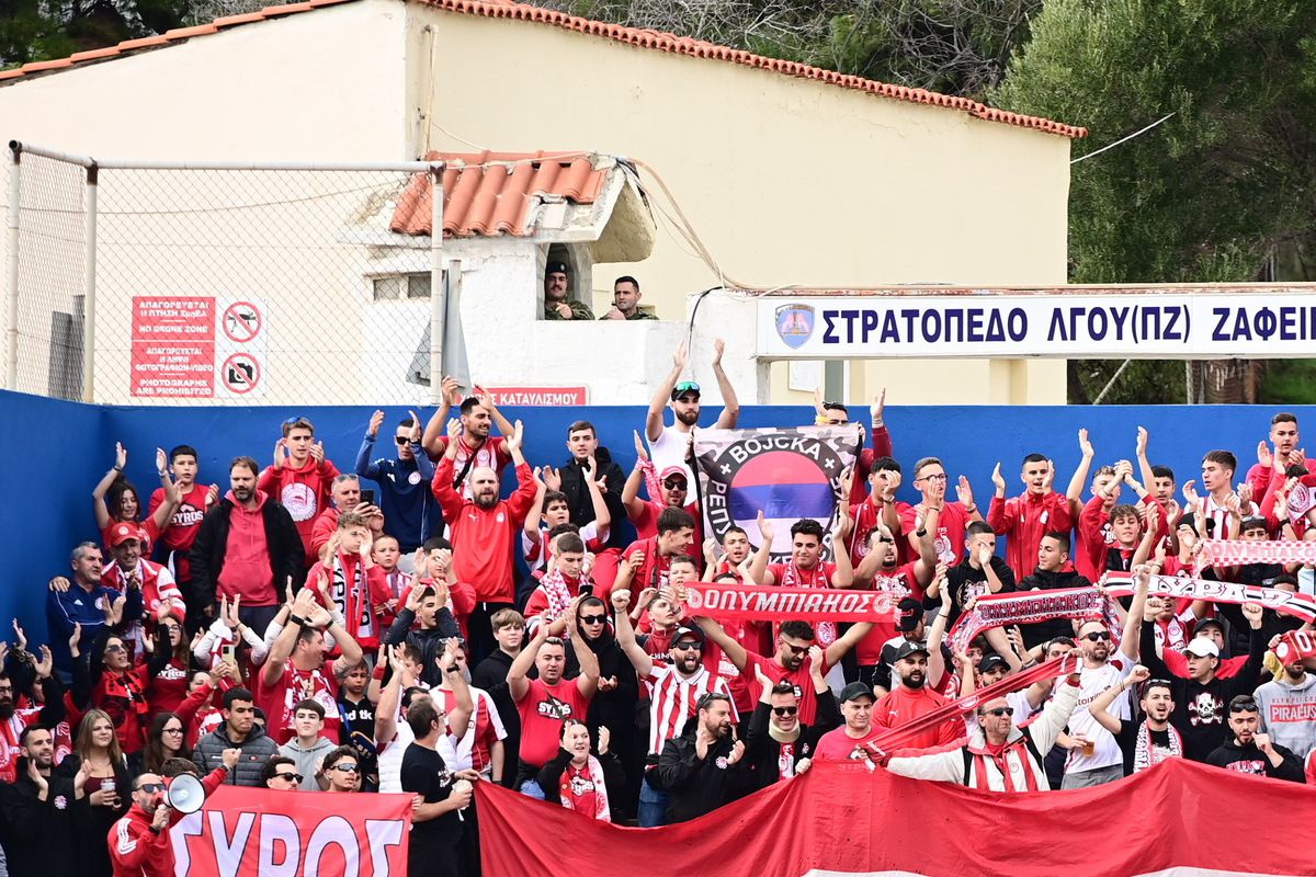 Επικό σκηνικό στη Σύρο: Φαντάροι έβλεπαν το Ελλάς Σύρου – Ολυμπιακός