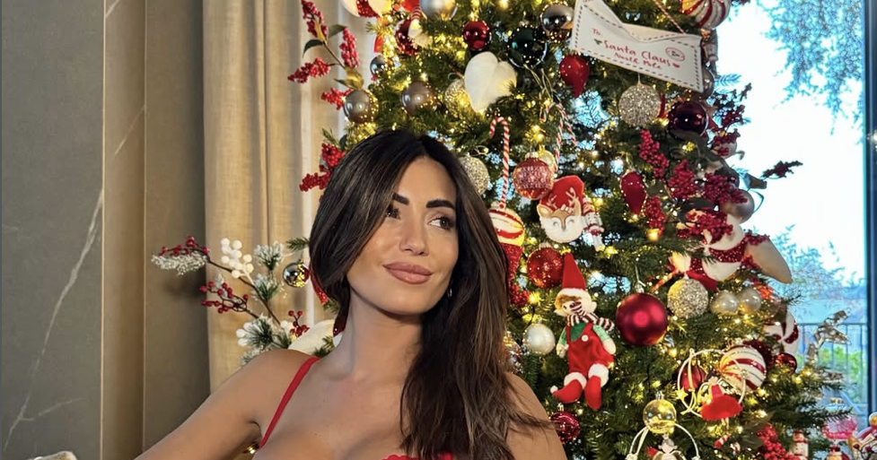 Σύντροφος ποδοσφαιριστή έβαλε… φωτιά ποζάροντας με εσώρουχα μπροστά από το Χριστουγεννιάτικο δέντρο της (pics)