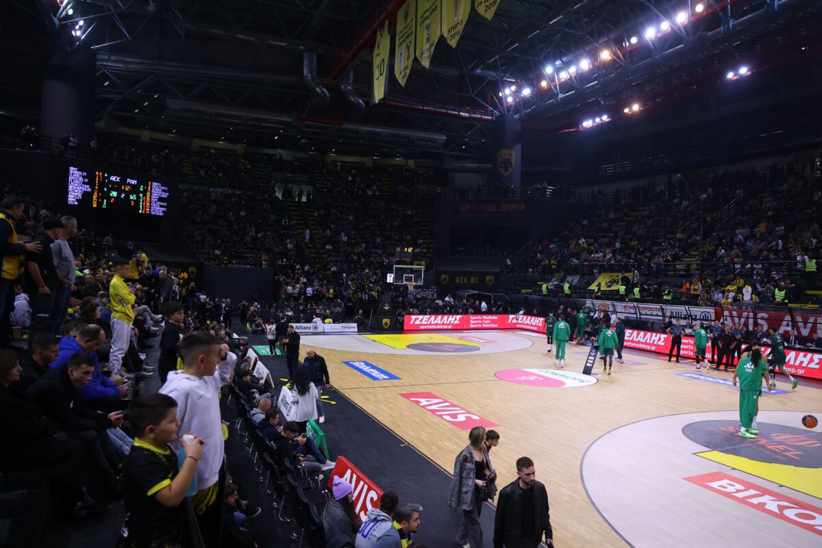 Αναστάτωση στη SUNEL Arena: Φίλαθλος λιποθύμησε κατά τη διάρκεια του αγώνα ΑΕΚ – Παναθηναϊκός